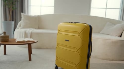 Valise dans un salon vide Personne dans l'appartement Préparation d'un voyage estival avec zoom