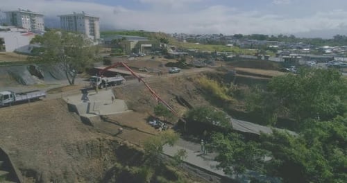 Betonpumpe aus dem Lufteinlass, Drohnenschuss, Betonplattenkonstruktion, Betonmischer, Zement