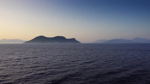 Seelandschaft und Berg gegen Himmel
