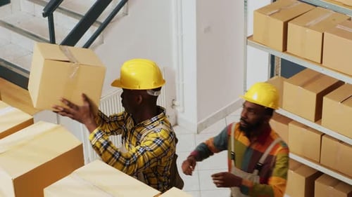 Gruppe von Kollegen, die an der Produktlogistik arbeiten