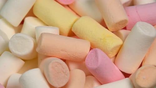 Bunte Mini-Marshmallows drehen den Hintergrund. Mehrfarbige Süßigkeiten, Gelee-Süßwaren
