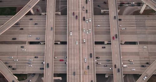 Toma aérea desde arriba de una concurrida autopista urbana de varios carriles
