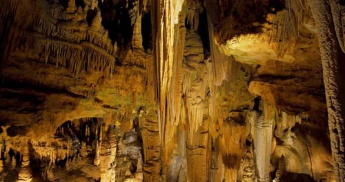 Erkundung alter geologischer Formationen tief in den Luray-Höhlen in Virginia