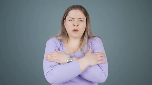 Jeune femme froide et tremblante.