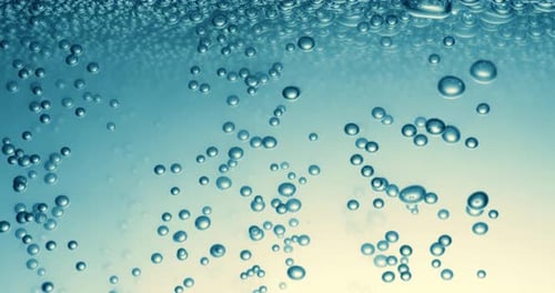 Muchas burbujas de agua en agua azul se cierran, olas de agua abstractas con burbujas en cámara lenta.