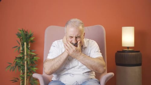 Alter Mann mit Zahnschmerzen.