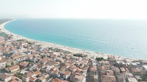 Wunderschönes Panorama von Nicotera über die tyrrhenische Küste Kalabriens, Italien