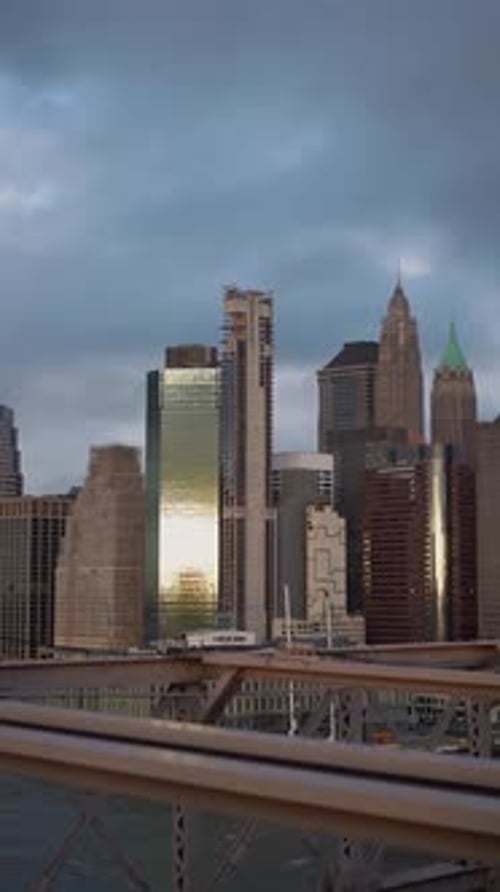 Urbane Skyline in der Abenddämmerung mit modernen architektonischen Entwürfen und Strukturen