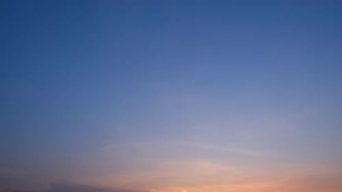 Wunderschöne bunte Wolken am Sonnenuntergangshimmel
