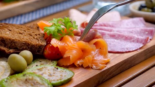 Geräucherter Lachs mit Brot und Gemüse zu essen ist eine Gourmet-Vorspeise