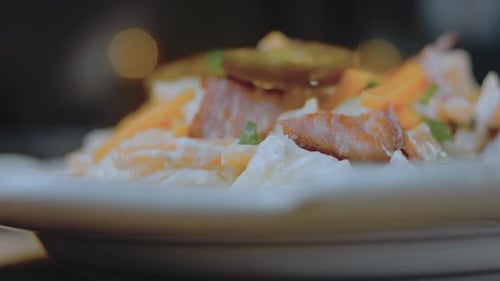 Ensalada de papas y pimientos jalapeños con tocino, comida al estilo retro de los años 20