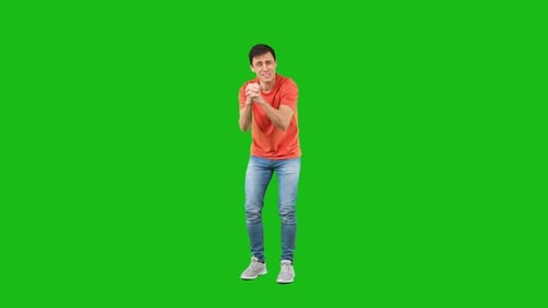 Un homme bouleversé implore en studio contre Chroma Key