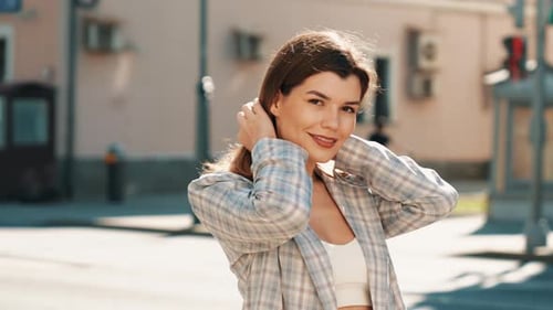 Linda sorridente posando na rua