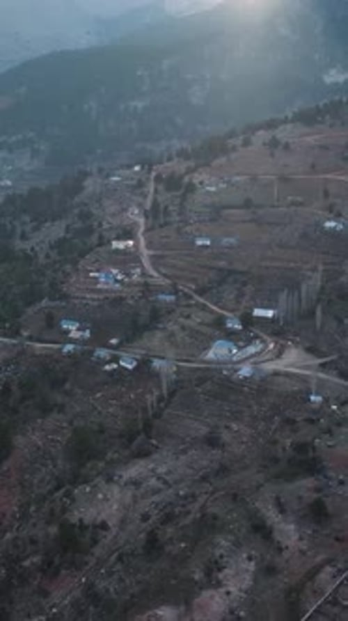 Vidéo verticale : Crépuscule dans le paysage montagneux au-dessus de la rivière