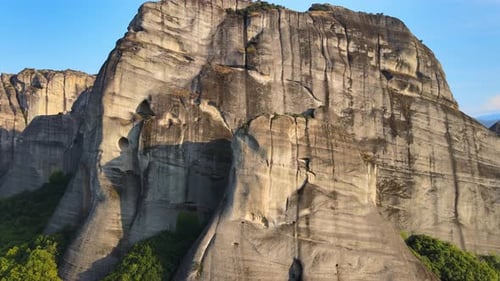 Vue montante sur un immense mur de grès aux Météores, en Grèce, vue aérienne