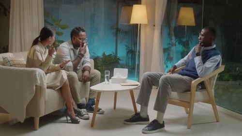 Casal de família discutindo durante a sessão de terapia
