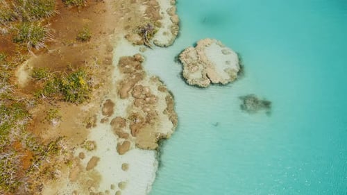 Vue aérienne des stromatolites le long de la lagune de Bacalar aux eaux bleues au Mexique
