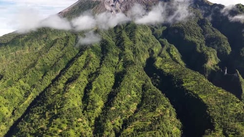 Filmmusik Luftaufnahmen des Mount Merapi in Yogyakarta, die das Tal und die Gipfel zeigen. Das Wetter
