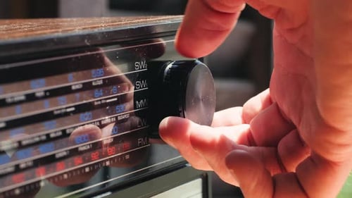 Altes Retro-AM-FM-Radio mit Röhren, Handwechselstation, Glühbirne, Vintage-Musikplayer
