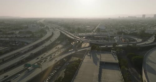 eine Autobahn mit vielen Autos