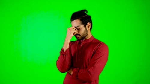 Un homme indien pose un mouvement de quête à des personnes avec fond vert, écran vert