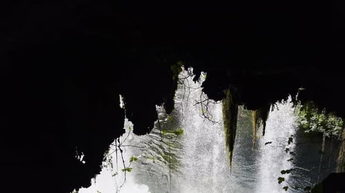 Blick auf den wilden Wasserfall in der Höhle 4