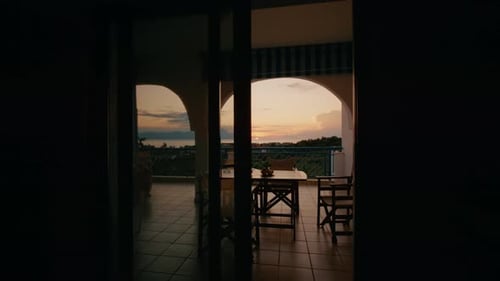 Tranquilo amanecer por la mañana sobre una vista panorámica del balcón