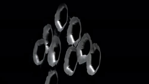 Impact Collection: vista desde un ángulo lateral de diez grandes disparos disparados contra metal negro