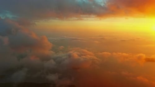 Fliegen in hellen Sonnenuntergangswolken