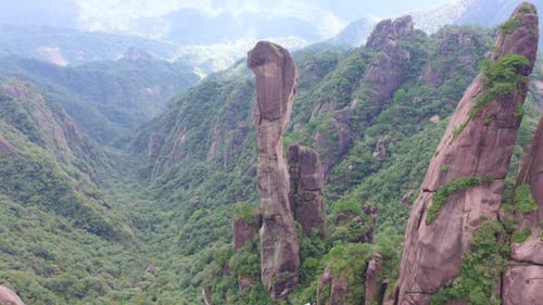 Le mont Sanqing dans la province du Jiangxi, une montagne célèbre en Chine, avec d'étranges pics et rochers