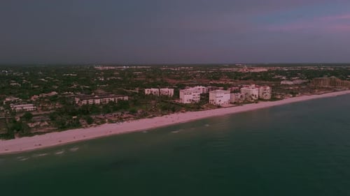 Vista aérea amplia de los edificios de la ciudad de Naples, Florida, en la hora del atardecer rojo