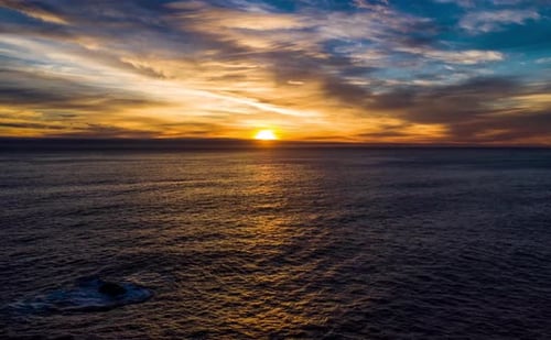 4K-Videomaterial des Ozeans bei Sonnenuntergang