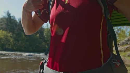 Fermeture de la ceinture pectorale et de la ceinture de hanche du randonneur sur le sac à dos