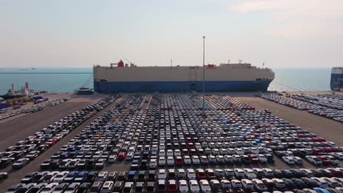 Centro de distribución de vehículos en el puerto costero de Tailandia