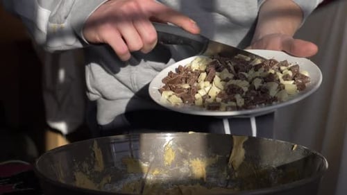 Super Zeitlupe — Hinzufügen von Schokoladenstückchen zur Keksmischung