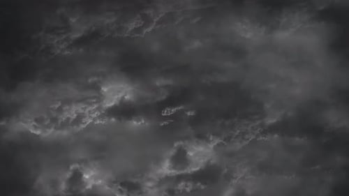 4k-Ansicht von Gewitter und dunklen Wolken am dunklen Himmel.