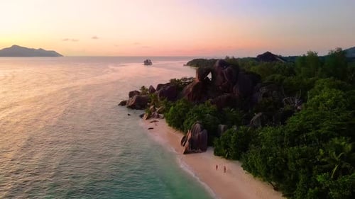 Vista aérea de La Digue, Seychelles, Zumbido de la playa de Anse Source d'Argent, Isla La Digue, Seychelles