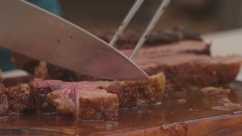Le chef découpe le rosbif, un barbecue paraguayen juteux et extrêmement doux. Chaco paraguayen, Slowmoti