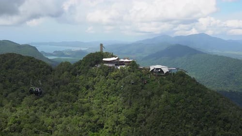 Teleféricos turísticos pitorescos na encosta da montanha de Langkawi, Malásia