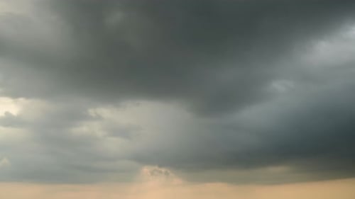 Dramatisch Himmel mit Gewitterwolke an einem bewölkten Tag im Zeitraffer am Meer.