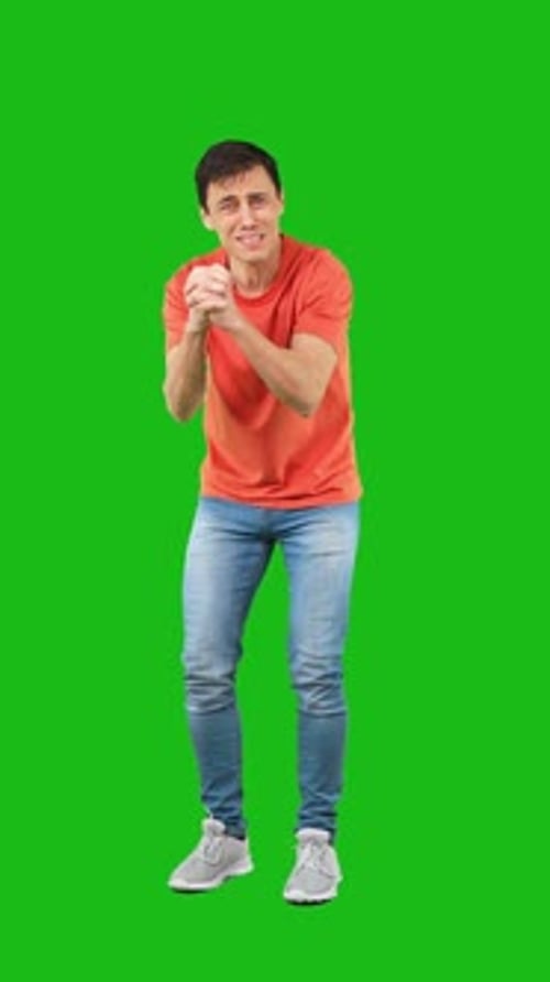 Un homme bouleversé supplie en studio contre Chroma Key