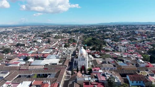 Drone itinérant du temple de San Jose vu du Comitan de las Flores, Chiapas, Mexique