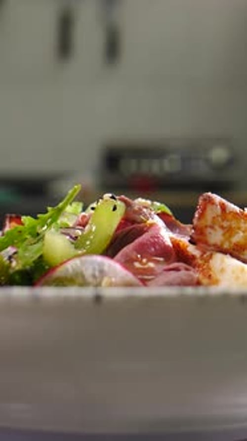 Ensalada fresca con verduras y verduras en plato giratorio, dieta orgánica saludable, ingredientes frescos, final