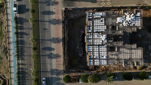 Vuelo aéreo sobre un nuevo sitio de desarrollo de construcciones