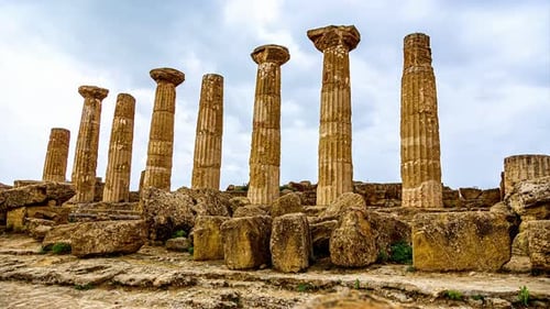 Ruinas de un templo griego en el Valle de los Templos, Agrigento, Italia. Lapso de tiempo.