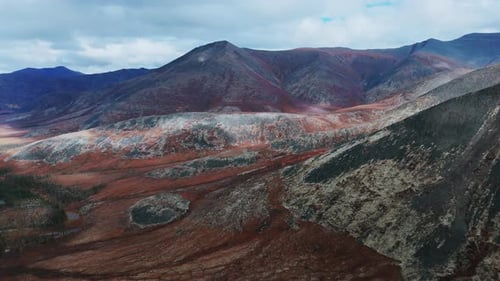 Montanhas Ogilvie e planaltos de Blackstone através da rodovia Dempster em Yukon, Canadá. Foto aérea