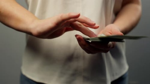 En manos de una mujer, el efectivo no es solo un negocio, sino también un uso sin sentido