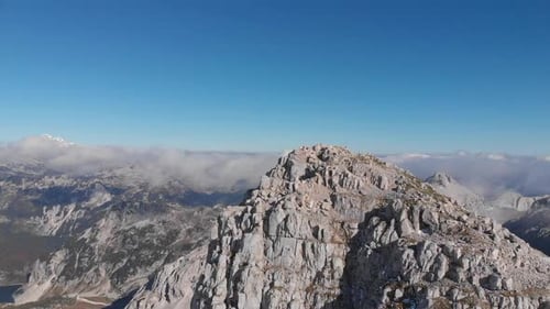 Vista aérea del alto y escarpado pico de la montaña Krn en los Alpes Julianos, Eslovenia