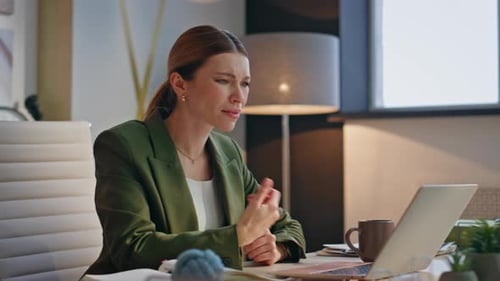 Verärgerte Frau reagiert Misserfolg am hellen Arbeitsplatz Inneneinrichtung Nahaufnahme Enttäuschte Frau
