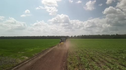Grader arbeitet mit Traktor und ebnet die Feldstraße